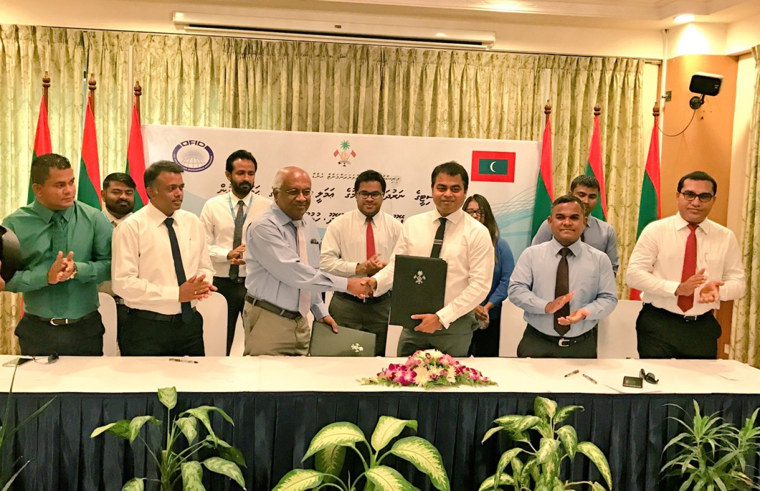 ހުޅުދޫ އަދި މީދޫ ނަރުދަމާގެ މަޝްރޫއު ސިއެރާ ކުންފުންޏަށް ހަވާލުކުރިކަމުގެ އެއްބަސްވުން ހަވާލުކުރަނީ -- ފޮޓޯ: އެންވަަޔަރްމަންޓް މިނިސްޓްރީ