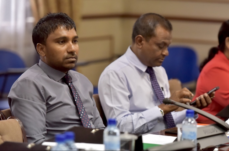 ކޮމެޓީން ފާސްކުރީ ސިނގިރޭޓަކުން ރުފިޔާއެއް ބޮޑުވާގޮތަށް