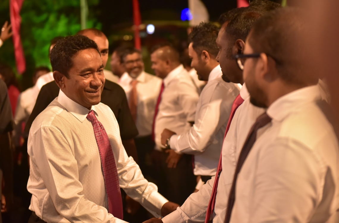 މާލެ: ފެބުރުއަރީ 16، 2017- އޭޕްރީލް 15 ގައި ބާއްވާ ލޯކަލް އިންތިހާބުގައި ޕީޕީއެމްގެ ކެމްޕެއިން އިފުތިތާހު ކުރުމަށް ބޭއްވި ޖަލްސާގައި ރައީސް ޔާމީން ބައެއް ބޭފުޅުންނާ ސަލާމް ކުރައްވަނީ.---ފޮޓޯ: ހުސެއިން ވަހީދު/މިހާރު