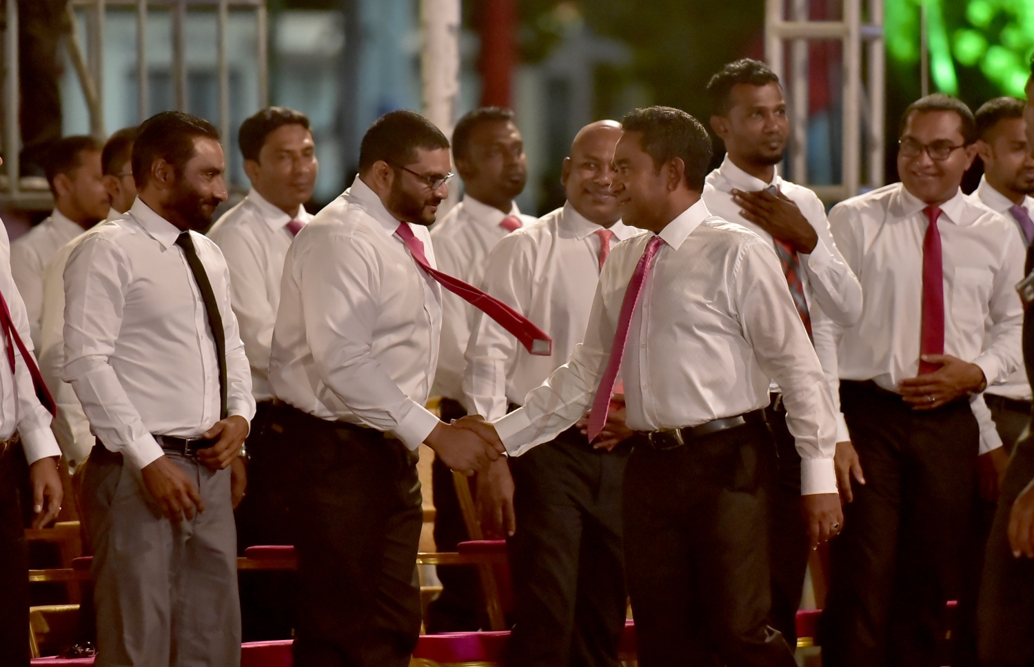 ޕީޕީއެމުން މިދިޔަ ބުރާސްފަތިދުވަހުގެ ރޭ މާލޭގައި ބޭއްވި ޖަލްސާގައި ރައީސް ޔާމީން، ޣައްސާންއާ ސަލާމް ކުރައްވަނީ: އިމާރާތެއް ކުރުމުގެ އަގު ނުދެއްކެވި ކަމަށް ބުނެ އާރްސީސީން ވަނީ ޣައްސާންގެ މައްޗަށް ވެސް ދައުވާ ކޮށްފައި.---ފޮޓޯ: ހުސެއިން ވަހީދު/މިހާރު