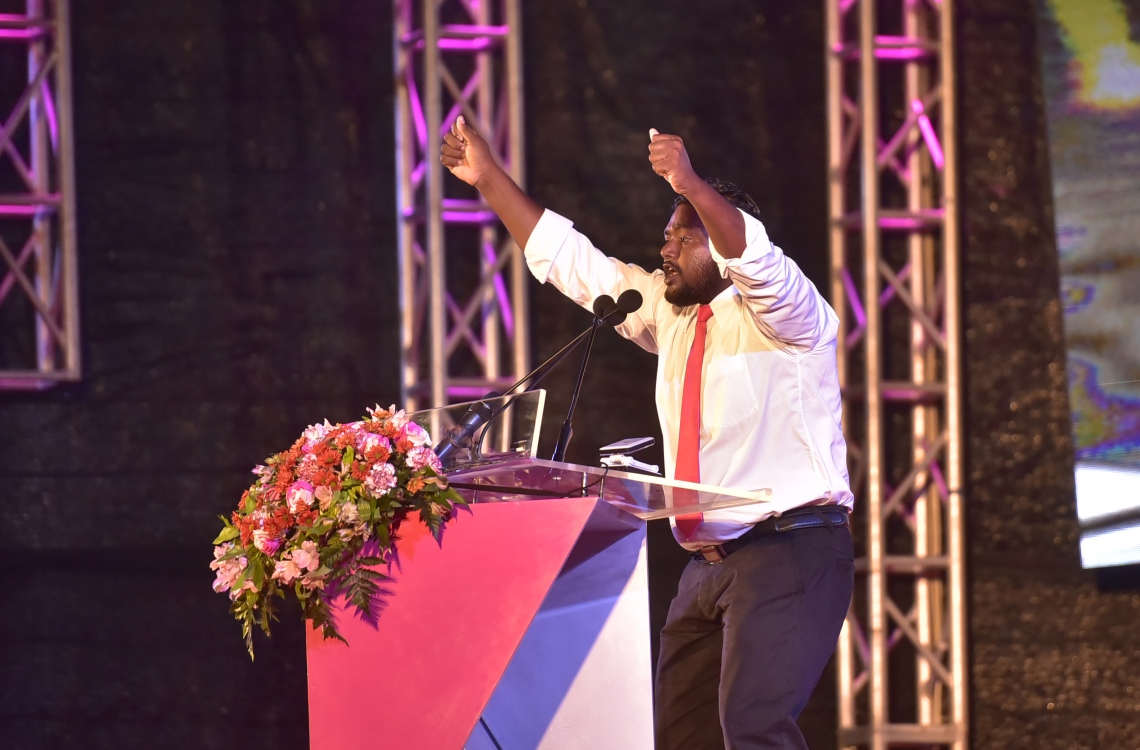 މާލެ: ފެބުރުއަރީ 16، 2017- އޭޕްރީލް 15 ގައި ބާއްވާ ލޯކަލް އިންތިހާބަށް ޕީޕީއެމްގެ ކެމްޕެއިން އިފުތިތާހު ކުރުމަށް ބޭއްވި ޖަލްސާގައި އެ ޕާޓީގެ މެމްބަރަކު ވާހަކަ ދައްކަނީ.---ފޮޓޯ: ހުސެއިން ވަހީދު/މިހާރު