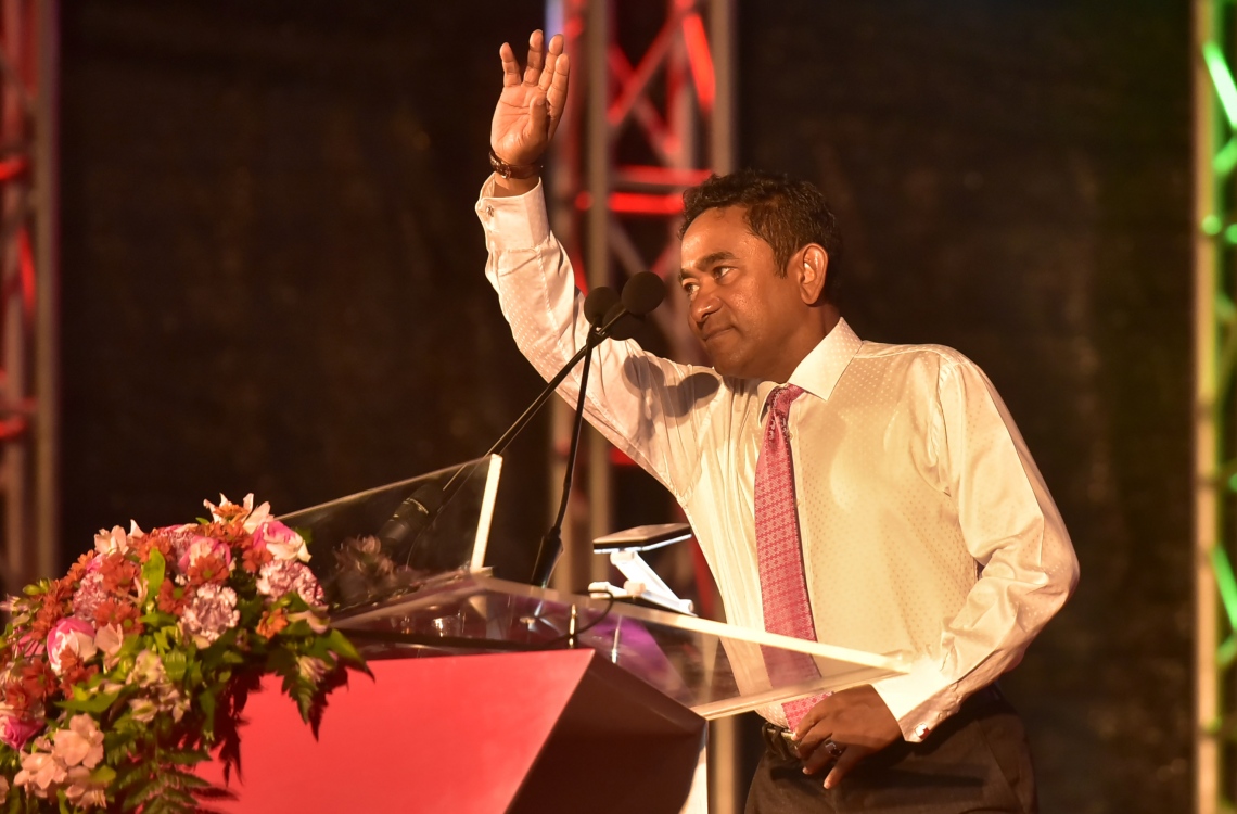 މާލެ: ފެބުރުއަރީ 16، 2017- އޭޕްރީލް 15 ގައި ބާއްވާ ލޯކަލް އިންތިހާބަށް ޕީޕީއެމްގެ ކެމްޕެއިން އިފުތިތާހު ކުރުމަށް ބޭއްވި ޖަލްސާގައި ރައީސް ޔާމީން، އެމަނިކުފާނުގެ ސަޕޯޓަރުންނަށް ސަލާމް ކުރައްވަނީ.---ފޮޓޯ: ހުސެއިން ވަހީދު/މިހާރު