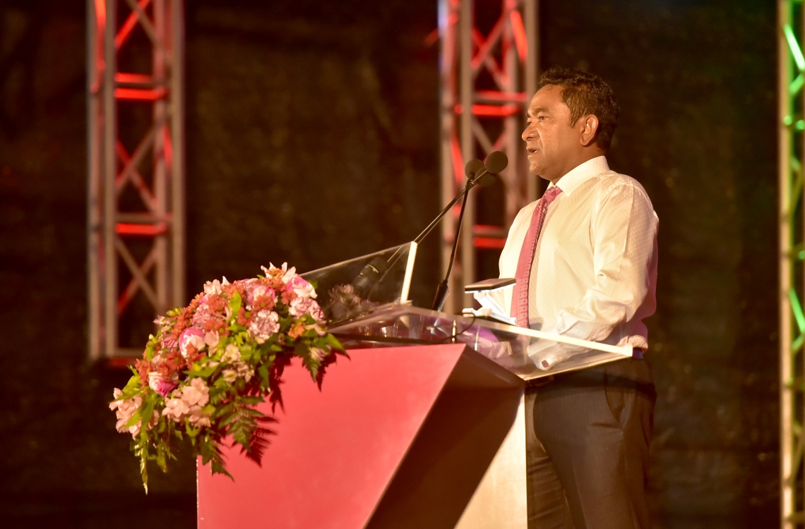 މާލެ: ފެބުރުއަރީ 16، 2017- އޭޕްރީލް 15 ގައި ބާއްވާ ލޯކަލް އިންތިހާބަށް ޕީޕީއެމްގެ ކެމްޕެއިން އިފުތިތާހު ކުރުމަށް ބޭއްވި ޖަލްސާގައި ރައީސް ޔާމީން ވާހަކަފުޅު ދައްކަވަނީ.---ފޮޓޯ: ހުސެއިން ވަހީދު/މިހާރު