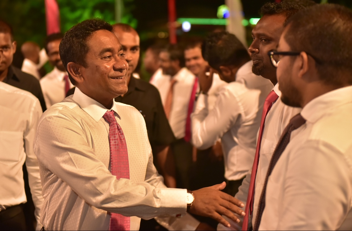 މާލެ: ފެބުރުއަރީ 16، 2017- އޭޕްރީލް 15 ގައި ބާއްވާ ލޯކަލް އިންތިހާބަށް ޕީޕީއެމްގެ ކެމްޕެއިން އިފުތިތާހު ކުރުމަށް ބޭއްވި ޖަލްސާ އަށް ފަހު ރައީސް ޔާމީން ބައެއް ބޭފުޅުންނާ ސަލާމް ކުރައްވަނީ.---ފޮޓޯ: ހުސެއިން ވަހީދު/މިހާރު