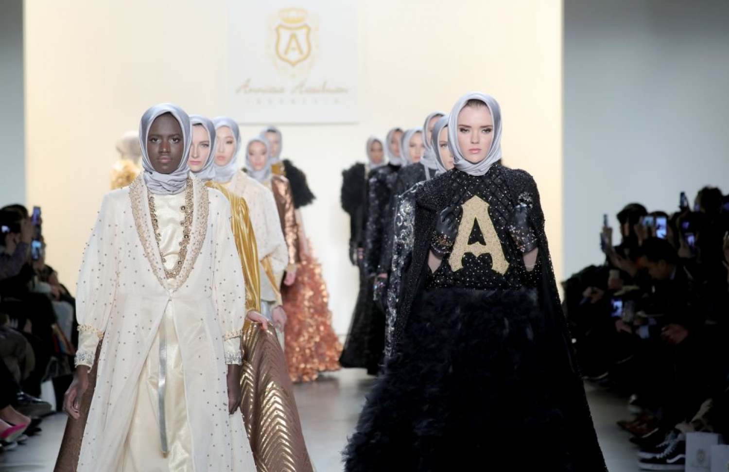 އިންޑޮނީޝިއާގެ ޑިޒައިނާ އަނީސާ ނިއު ޔޯކްގައި ދައްކާލި ފެޝަން ޝޯ