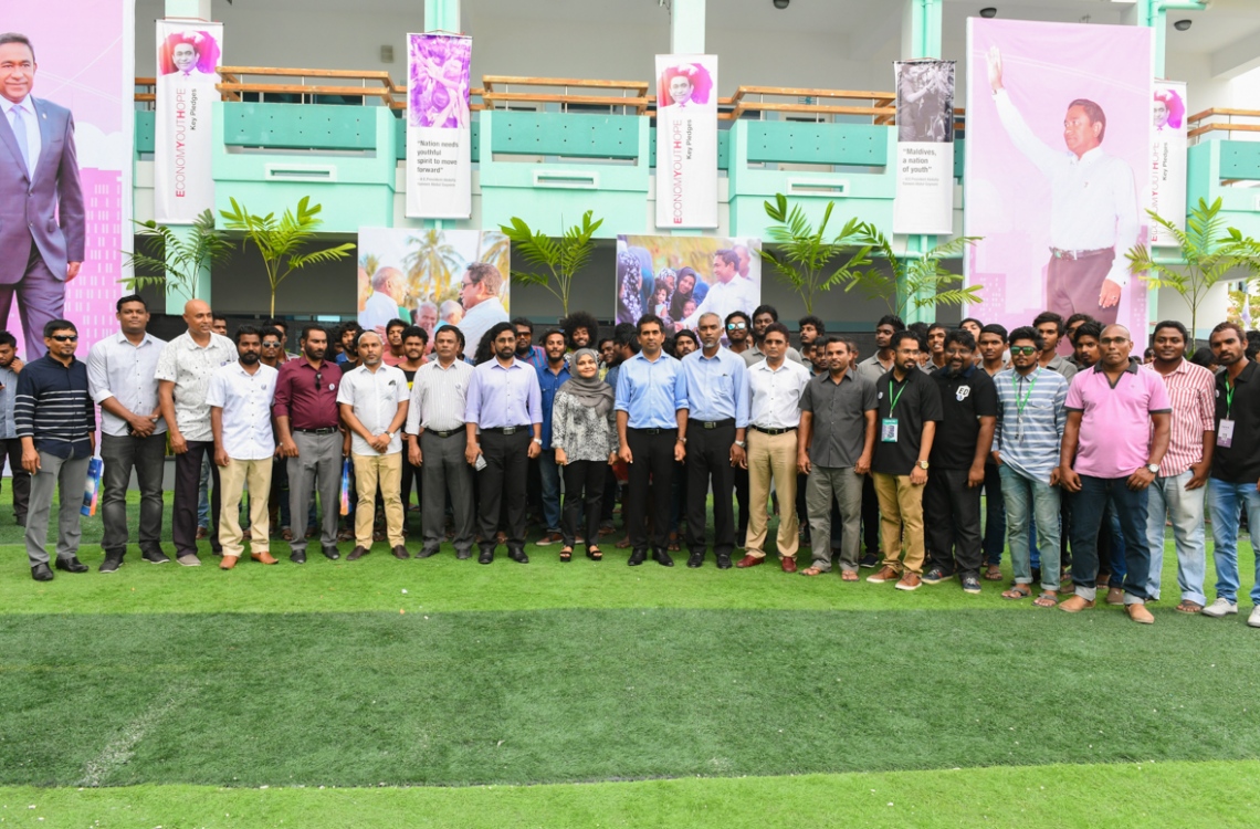 ހުޅުމާލެ: ފެބްރުއަރީ 18، 2017: ރެހެނދި ސްކޫލުގައި "ޔޫތު ކެރިއާ އެކްސްޕޯ 2017" ނަމުގައި ބޭއްވި އެކްސްޕޯގައި ބައިވެރިވި އެކި ސްޓޯލުތަކުގެ ބައިވެރިންނާއެކީ ރައީސް ޔާމީންގެ އަނބިކަނބަލުން ފާތުމަތު އިބްރާހިމަށް ފޮޓޯއަކަށް ހުއްޓިވަޑައިގެން.-- ފޮޓޯ: ރައީސް އޮފީސް