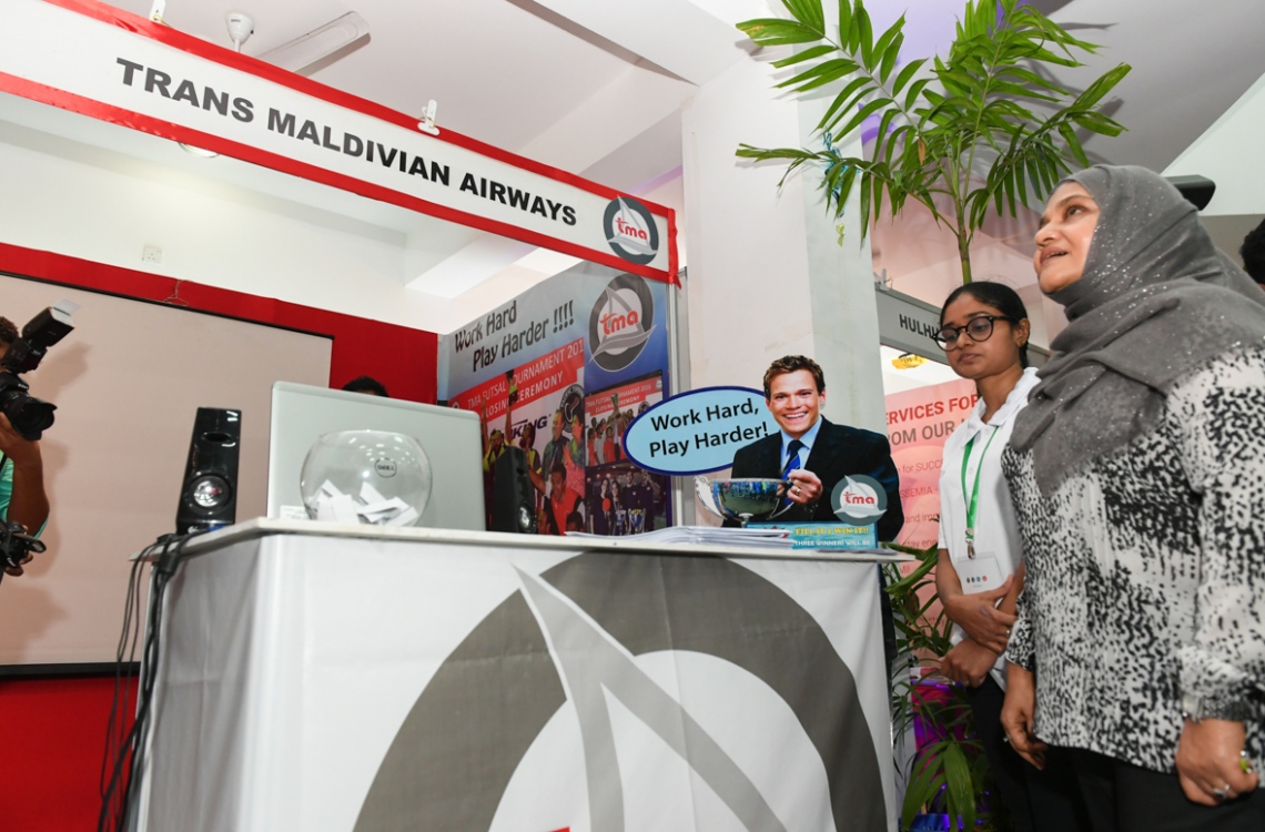 ހުޅުމާލެ: ފެބްރުއަރީ 18، 2017: ރެހެނދި ސްކޫލުގައި "ޔޫތު ކެރިއާ އެކްސްޕޯ 2017" ނަމުގައި ބޭއްވި އެކްސްޕޯގައި، ޓްރާންސް މޯލްޑިވިއަން އެއާވޭސްގެ ސްޓޯލް، ރައީސް ޔާމީންގެ އަނބިކަނބަލުން ފާތުމަތު އިބްރާހިމް ބައްލަވައިލައްވަނީ.-- ފޮޓޯ: ރައީސް އޮފީސް