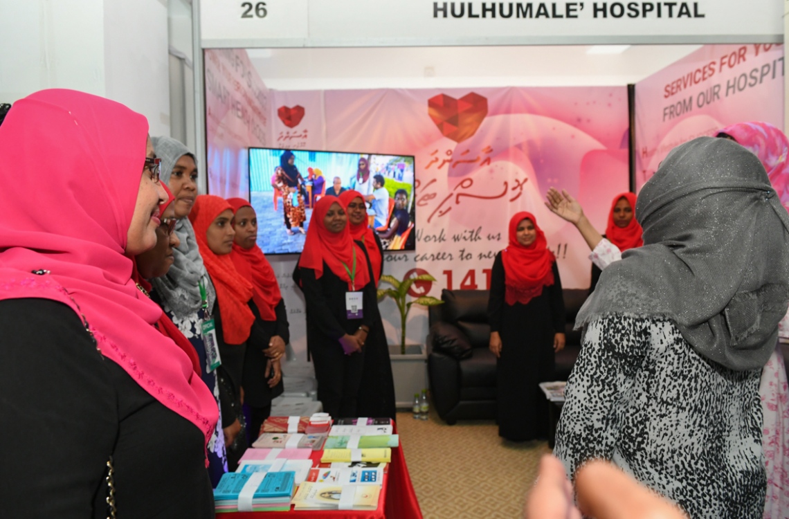 ހުޅުމާލެ: ފެބްރުއަރީ 18، 2017: ރެހެނދި ސްކޫލުގައި "ޔޫތު ކެރިއާ އެކްސްޕޯ 2017" ނަމުގައި ބޭއްވި އެކްސްޕޯގައި، ހުޅުމާލޭ ހޮސްޕިޓަލްގެ ސްޓޯލުން ރައީސް ޔާމީންގެ އަނބިކަނބަލުން ފާތުމަތު އިބްރާހިމަށް މައުލޫމާތު ދެއްވަނީ.-- ފޮޓޯ: ރައީސް އޮފީސް