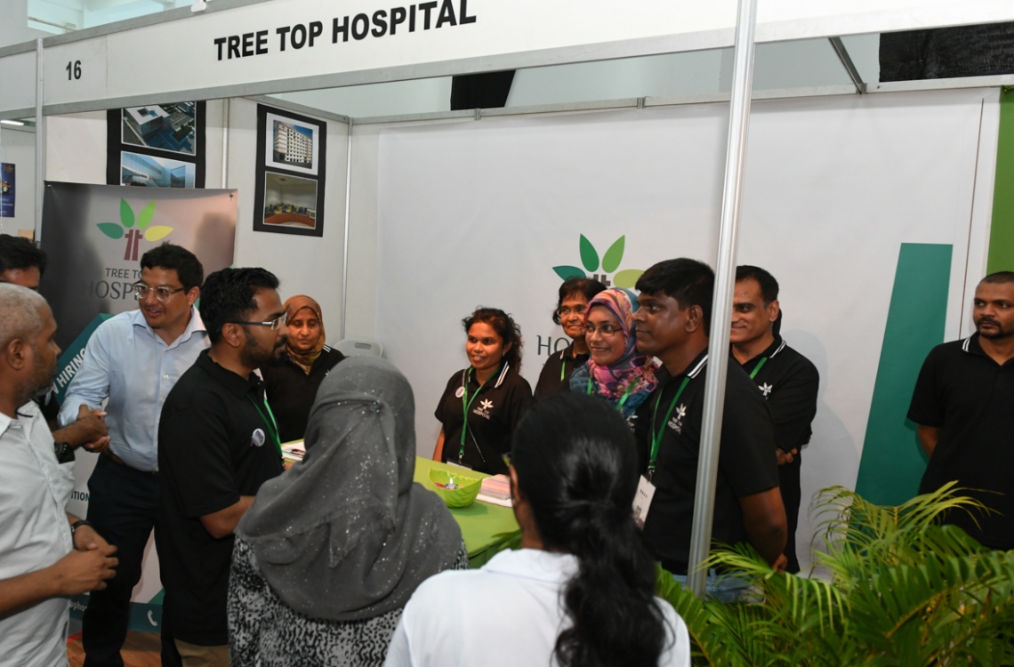 ހުޅުމާލެ: ފެބްރުއަރީ 18، 2017: ރެހެނދި ސްކޫލުގައި "ޔޫތު ކެރިއާ އެކްސްޕޯ 2017" ނަމުގައި ބޭއްވި އެކްސްޕޯގައި، ޓްރީ ޓޮޕް ހޮސްޕިޓަލްގެ ސްޓޯލުން  ރައީސް ޔާމީންގެ އަނބިކަނބަލުން ފާތުމަތު އިބްރާހިމަށް މައުލޫމާތު ދެއްވަނީ.-- ފޮޓޯ: ރައީސް އޮފީސް