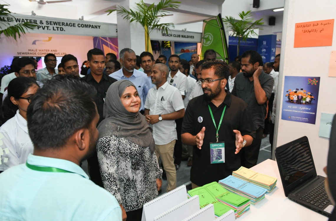 ހުޅުމާލެ: ފެބްރުއަރީ 18، 2017: ރެހެނދި ސްކޫލުގައި "ޔޫތު ކެރިއާ އެކްސްޕޯ 2017" ނަމުގައި ބޭއްވި އެކްސްޕޯގައި، ސްޓޯލަކުން  ރައީސް ޔާމީންގެ އަނބިކަނބަލުން ފާތުމަތު އިބްރާހިމަށް މައުލޫމާތު ދެއްވަނީ.-- ފޮޓޯ: ރައީސް އޮފީސް