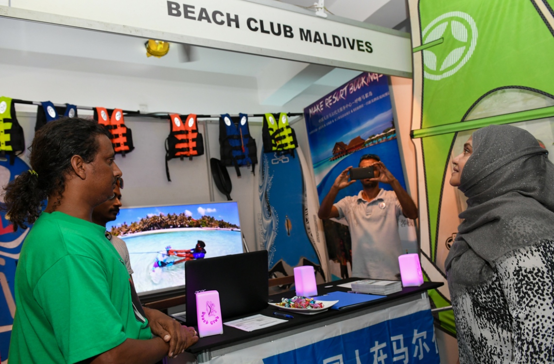 ހުޅުމާލެ: ފެބްރުއަރީ 18، 2017: ރެހެނދި ސްކޫލުގައި "ޔޫތު ކެރިއާ އެކްސްޕޯ 2017" ނަމުގައި ބޭއްވި އެކްސްޕޯގައި، ބީޗް ކްލަބް މޯލްޑިވްސްގެ ސްޓޯލުން ރައީސް ޔާމީންގެ އަނބިކަނބަލުން ފާތުމަތު އިބްރާހިމަށް (ކ) މައުލޫމާތު ދެއްވަނީ.-- ފޮޓޯ: ރައީސް އޮފީސް