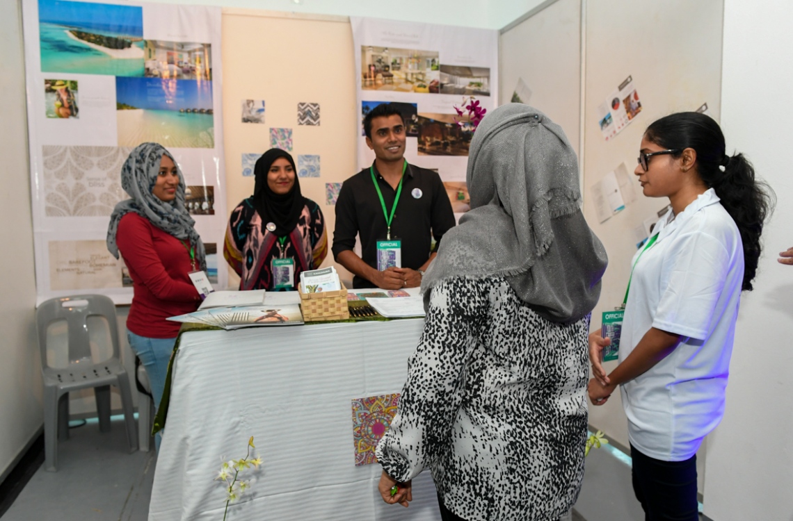 ހުޅުމާލެ: ފެބްރުއަރީ 18، 2017: ރެހެނދި ސްކޫލުގައި "ޔޫތު ކެރިއާ އެކްސްޕޯ 2017" ނަމުގައި ބޭއްވި އެކްސްޕޯގައި، ސްޓޯލެއް ކައިރީގައި  ރައީސް ޔާމީންގެ އަނބިކަނބަލުން ފާތުމަތު އިބްރާހިމަށް (ކ-2) މަޑުކޮށްލައްވައިގެން.-- ފޮޓޯ: ރައީސް އޮފީސް