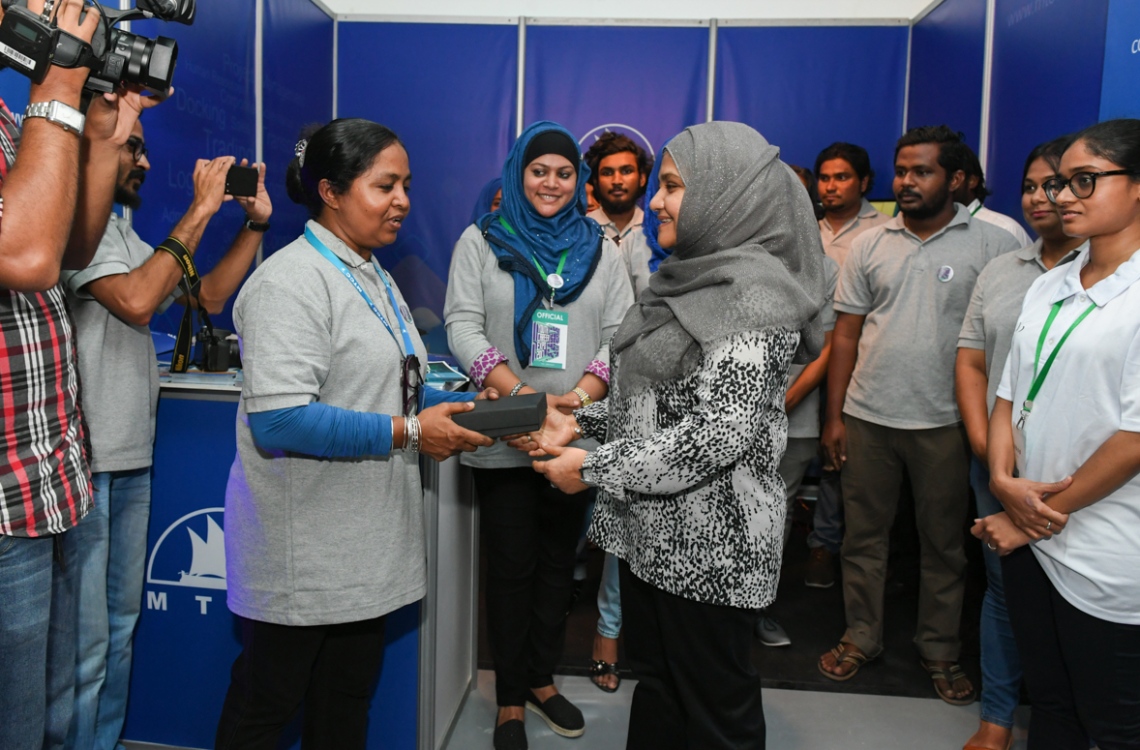 ހުޅުމާލެ: ފެބްރުއަރީ 18، 2017: ރެހެނދި ސްކޫލުގައި "ޔޫތު ކެރިއާ އެކްސްޕޯ 2017" ނަމުގައި ބޭއްވި އެކްސްޕޯގައި، އެމްޓީސީސީގެ ސްޓޯލުން  ރައީސް ޔާމީންގެ އަނބިކަނބަލުން ފާތުމަތު އިބްރާހިމަށް (ކ-2) ހަދިޔާއެއް ދެއްވަނީ.-- ފޮޓޯ: ރައީސް އޮފީސް