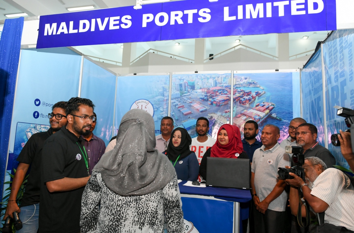 ހުޅުމާލެ: ފެބްރުއަރީ 18، 2017: ރެހެނދި ސްކޫލުގައި "ޔޫތު ކެރިއާ އެކްސްޕޯ 2017" ނަމުގައި ބޭއްވި އެކްސްޕޯގައި، އެމްޕީއެލްގެ ސްޓޯލުން  ރައީސް ޔާމީންގެ އަނބިކަނބަލުން ފާތުމަތު އިބްރާހިމަށް (ކ-2) މައުލޫމާތު ދެއްވަނީ.-- ފޮޓޯ: ރައީސް އޮފީސް