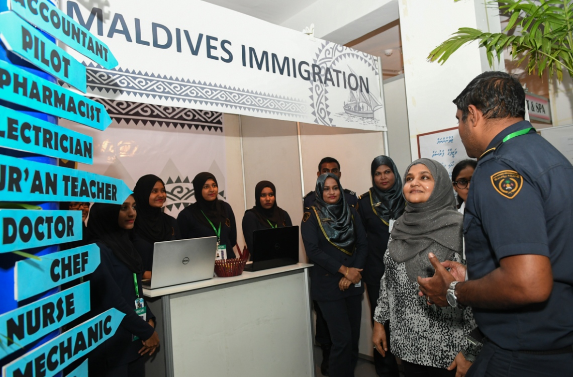 ހުޅުމާލެ: ފެބްރުއަރީ 18، 2017: ރެހެނދި ސްކޫލުގައި "ޔޫތު ކެރިއާ އެކްސްޕޯ 2017" ނަމުގައި ބޭއްވި އެކްސްޕޯގައި، އިމިގްރޭޝަންގެ ސްޓޯލުން  ރައީސް ޔާމީންގެ އަނބިކަނބަލުން ފާތުމަތު އިބްރާހިމަށް (ކ-2) މައުލޫމާތު ދެއްވަނީ.-- ފޮޓޯ: ރައީސް އޮފީސް