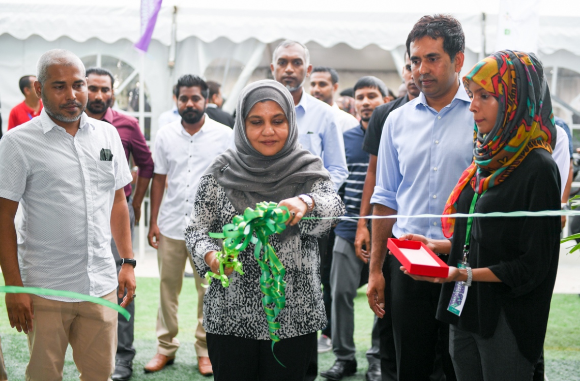 ހުޅުމާލެ: ފެބްރުއަރީ 18، 2017: ރެހެނދި ސްކޫލުގައި "ޔޫތު ކެރިއާ އެކްސްޕޯ 2017" ނަމުގައި ބޭއްވި އެކްސްޕޯ، ރައީސް ޔާމީންގެ އަނބިކަނބަލުން ފާތުމަތު އިބްރާހިމް ހުޅުވައިދެއްވަނީ.-- ފޮޓޯ: ރައީސް އޮފީސް