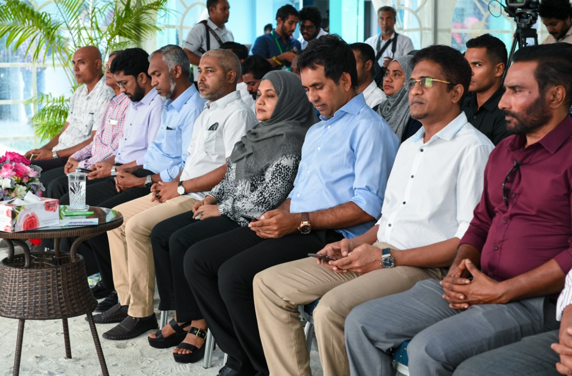 ހުޅުމާލެ: ފެބްރުއަރީ 18، 2017: ރެހެނދި ސްކޫލުގައި "ޔޫތު ކެރިއާ އެކްސްޕޯ 2017" ނަމުގައި ބޭއްވި އެކްސްޕޯގައި ރައީސް ޔާމީންގެ އަނބިކަނބަލުން ފާތުމަތު އިބްރާހިމް(މ)، އިކޮނޮމިކް މިނިސްޓަރު މުހައްމަދު ސައީދު (ކ-3)ގެ އިތުރުން ބައެއް ވަޒީރުންނާއި މަޖިލިސް މެމްބަރުން ބައިވެރިވެ ވަޑައިގަންނަވަނީ.-- ފޮޓޯ: ރައީސް އޮފީސް