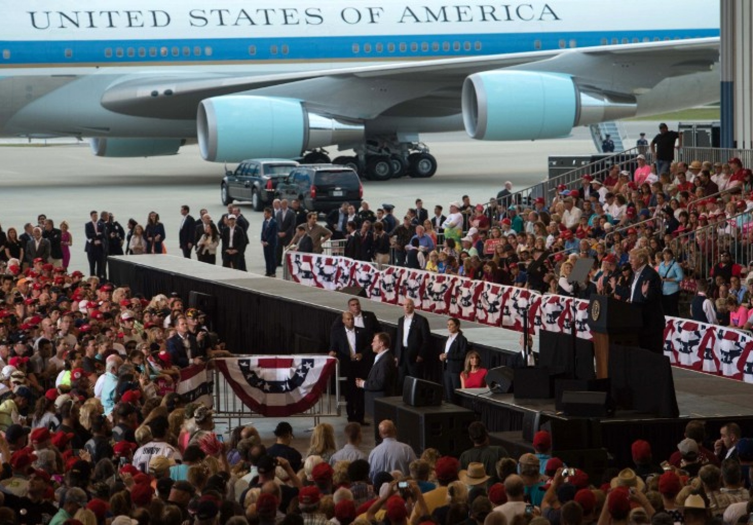 ފްލޮރިޑާގެ މެލްބަން އިންޓަނޭޝަނަލް އެއާޕޯޓުގައި ބޭއްވި އެއްވުމުގައި ރައީސް ޓްރަމްޕް ވާހަކަ ދައްކަވަނީ. --ފޮޓޯ:އޭއެފްޕީ