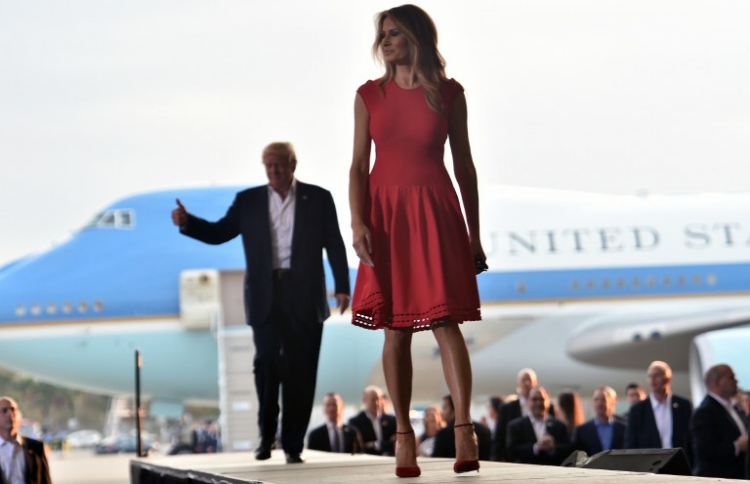 ފްލޮރިޑާގެ މެލްބަން އެއާޕޯޓުގެ އެއްވުމަށް ރައީސް ޓްރަމްޕާއި އަނބިކަނބަލުން މެލަނިއާ ވަޑައިގަންނަވަނީ. --ފޮޓޯ:އޭއެފްޕީ