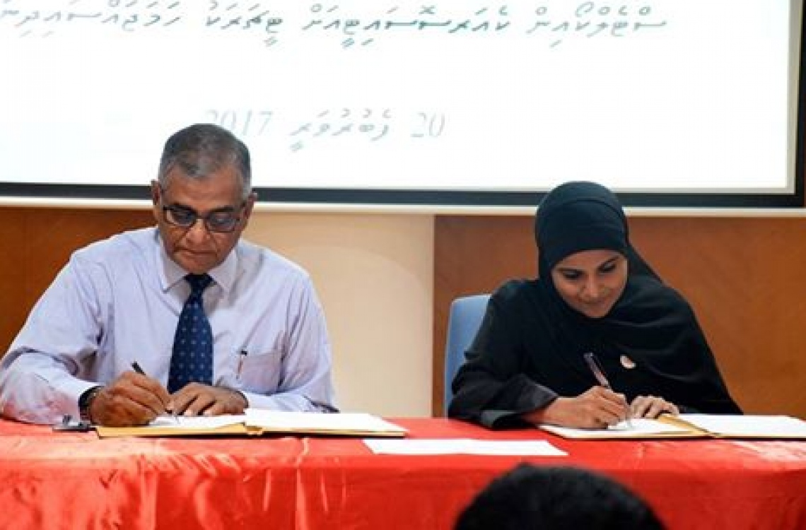 މާލެ: ފެބްރުއަރީ 20، 2017- ސްޓެލްކޯ އިން ކެއާ ސޮސައިޓީ މުވައްޒަފެއްގެ އެއް އަހަރު ދުވަހުގެ މުސާރަ ސްޕޮންސާ ކުރުމާ ގުޅިގެން އެކަމުގެ އެއްބަސްވުމުގައި ސްޓެލްކޯގެ އެމްޑީ ޝުކޫރު (ވ) އަދި ކެއާ ސޮސައިޓީގެ އެގްޒެކެޓިވް ޑިރެކްޓަރު ނައުޝީން ސޮއިކުރައްވަނީ.--- ފޮޓޯ: ސްޓެލްކޯ