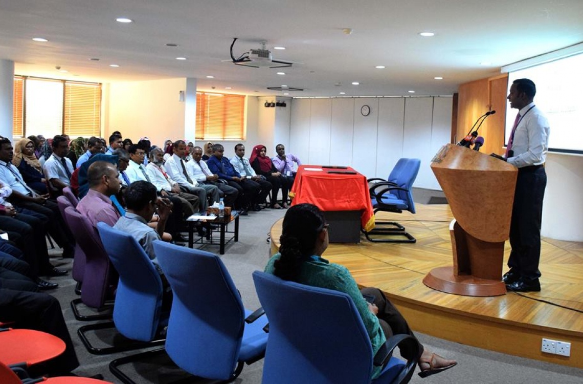 މާލެ: ފެބްރުއަރީ 20، 2017- ސްޓެލްކޯ އިން ކެއާ ސޮސައިޓީ މުވައްޒަފެއްގެ އެއް އަހަރު ދުވަހުގެ މުސާރަ، ސްޕޮންސާ ކުރުމާ ގުޅިގެން އެކަމުގެ އެއްބަސްވުމުގައި ސޮއިކުރުމަށް ސްޓެލްކޯގައި ބޭއްވި ހަފުލާ.--- ފޮޓޯ: ސްޓެލްކޯ