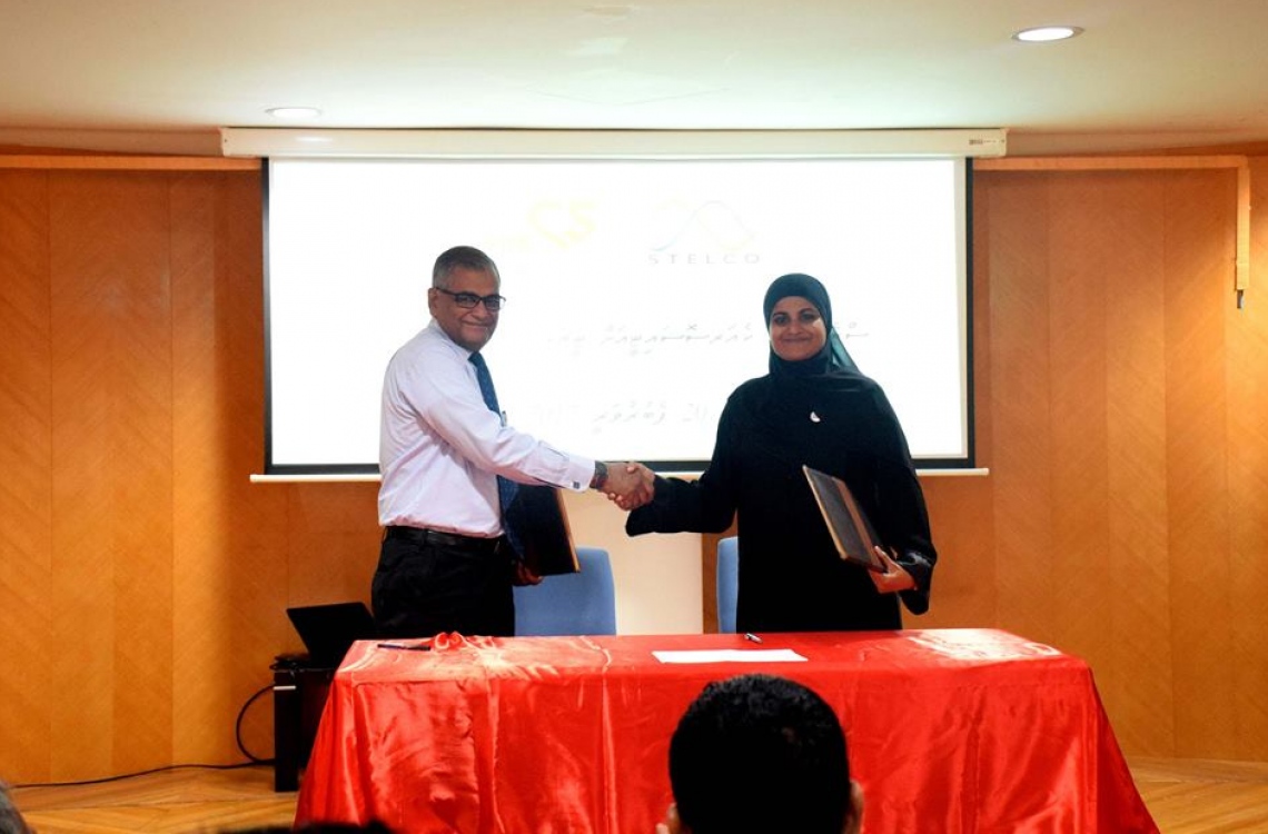 މާލެ: ފެބްރުއަރީ 20، 2017- ސްޓެލްކޯ އިން ކެއާ ސޮސައިޓީ މުވައްޒަފެއްގެ އެއް އަހަރު ދުވަހުގެ މުސާރަ ސްޕޮންސާ ކުރުމާ ގުޅިގެން އެކަމުގެ އެއްބަސްވުމުގައި ސްޓެލްކޯގެ އެމްޑީ ޝުކޫރާއި ކެއާ ސޮސައިޓީގެ އެގްޒެކެޓިވް ޑިރެކްޓަރު ނައުޝީން ސޮއިކުރެއްވުމަށް ފަހު އެއްބަސްވުން ބަދަލުކުރައްވަނީ.--- ފޮޓޯ: ސްޓެލްކޯ