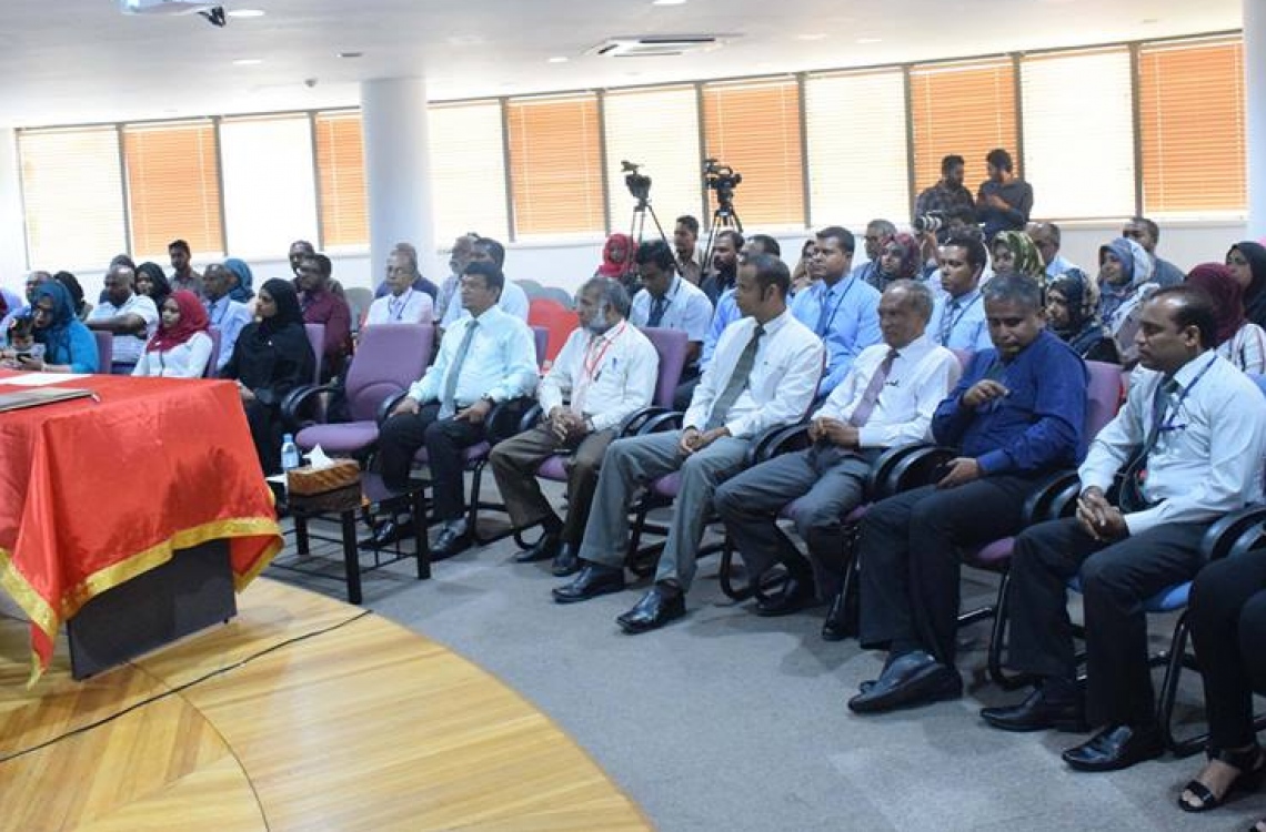 މާލެ: ފެބްރުއަރީ 20، 2017- ސްޓެލްކޯ އިން ކެއާ ސޮސައިޓީ މުވައްޒަފެއްގެ އެއް އަހަރު ދުވަހުގެ މުސާރަ، ސްޕޮންސާ ކުރުމާ ގުޅިގެން އެކަމުގެ އެއްބަސްވުމުގައި ސޮއިކުރުމަށް ސްޓެލްކޯގައި ބޭއްވި ހަފުލާ.--- ފޮޓޯ: ސްޓެލްކޯ