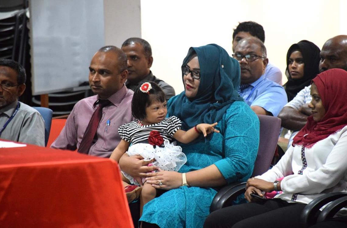 މާލެ: ފެބްރުއަރީ 20، 2017- ސްޓެލްކޯ އިން ކެއާ ސޮސައިޓީ މުވައްޒަފެއްގެ އެއް އަހަރު ދުވަހުގެ މުސާރަ، ސްޕޮންސާ ކުރުމާ ގުޅިގެން އެކަމުގެ އެއްބަސްވުމުގައި ސޮއިކުރުމަށް ސްޓެލްކޯގައި ބޭއްވި ހަފުލާ.--- ފޮޓޯ: ސްޓެލްކޯ