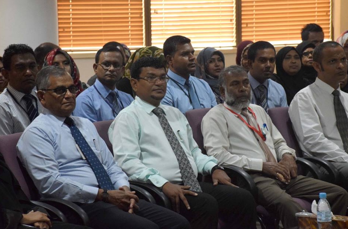 މާލެ: ފެބްރުއަރީ 20، 2017- ސްޓެލްކޯ އިން ކެއާ ސޮސައިޓީ މުވައްޒަފެއްގެ އެއް އަހަރު ދުވަހުގެ މުސާރަ، ސްޕޮންސާ ކުރުމާ ގުޅިގެން އެކަމުގެ އެއްބަސްވުމުގައި ސޮއިކުރުމަށް ސްޓެލްކޯގައި ބޭއްވި ހަފުލާ.--- ފޮޓޯ: ސްޓެލްކޯ