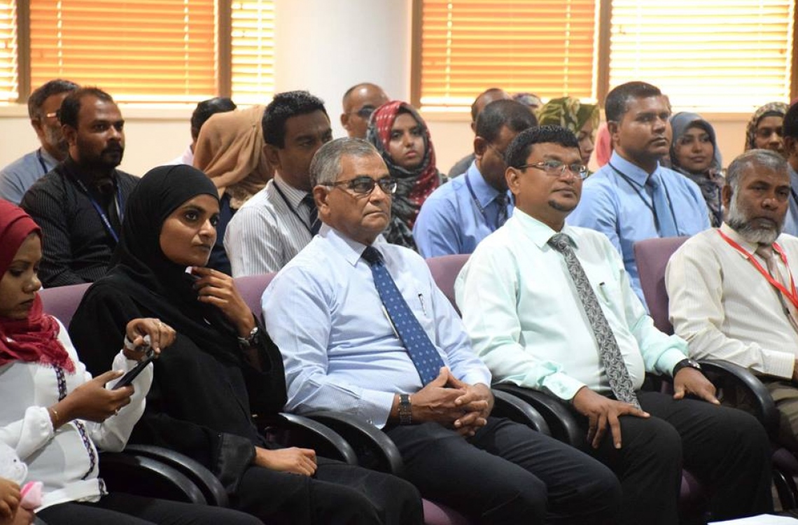 މާލެ: ފެބްރުއަރީ 20، 2017- ސްޓެލްކޯ އިން ކެއާ ސޮސައިޓީ މުވައްޒަފެއްގެ އެއް އަހަރު ދުވަހުގެ މުސާރަ، ސްޕޮންސާ ކުރުމާ ގުޅިގެން އެކަމުގެ އެއްބަސްވުމުގައި ސޮއިކުރުމަށް ސްޓެލްކޯގައި ބޭއްވި ހަފުލާ.--- ފޮޓޯ: ސްޓެލްކޯ