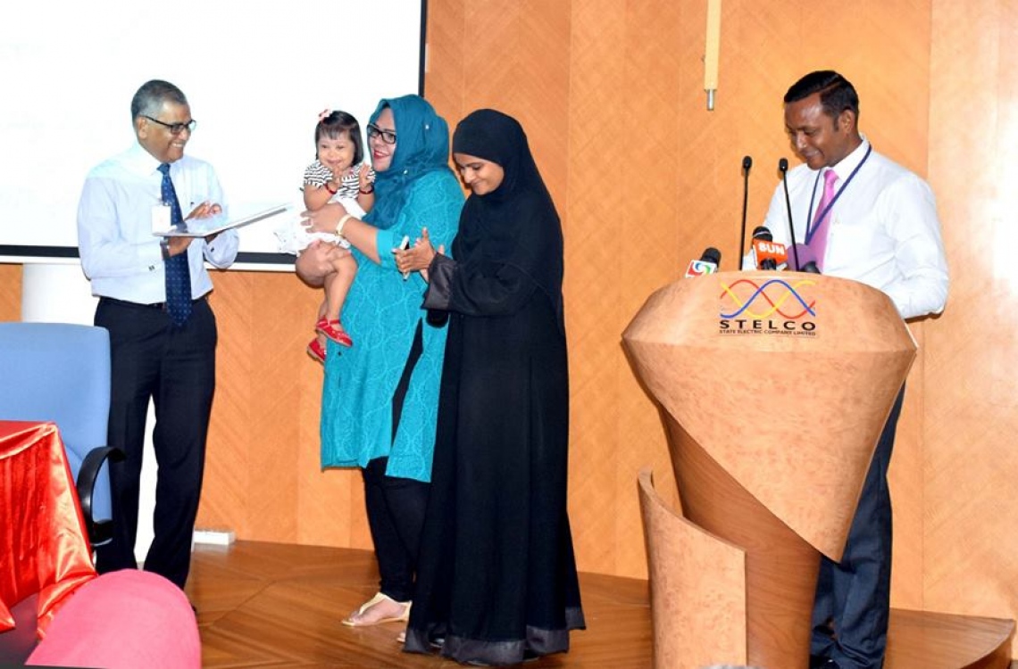 މާލެ: ފެބްރުއަރީ 20، 2017- ސްޓެލްކޯ އިން ކެއާ ސޮސައިޓީ މުވައްޒަފެއްގެ އެއް އަހަރު ދުވަހުގެ މުސާރަ، ސްޕޮންސާ ކުރުމާ ގުޅިގެން އެކަމުގެ އެއްބަސްވުމުގައި ސޮއިކުރުމަށް ސްޓެލްކޯގައި ބޭއްވި ހަފުލާ.--- ފޮޓޯ: ސްޓެލްކޯ