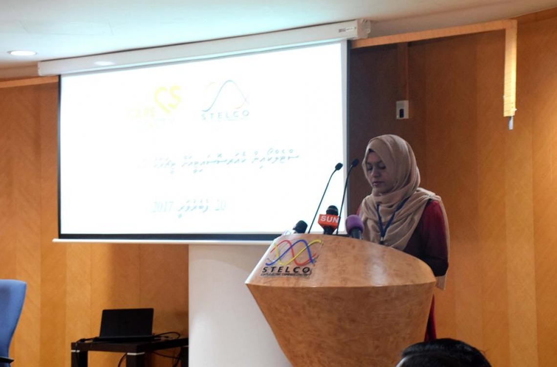 މާލެ: ފެބްރުއަރީ 20، 2017- ސްޓެލްކޯ އިން ކެއާ ސޮސައިޓީ މުވައްޒަފެއްގެ އެއް އަހަރު ދުވަހުގެ މުސާރަ، ސްޕޮންސާ ކުރުމާ ގުޅިގެން އެކަމުގެ އެއްބަސްވުމުގައި ސޮއިކުރުމަށް ސްޓެލްކޯގައި ބޭއްވި ހަފުލާ.--- ފޮޓޯ: ސްޓެލްކޯ