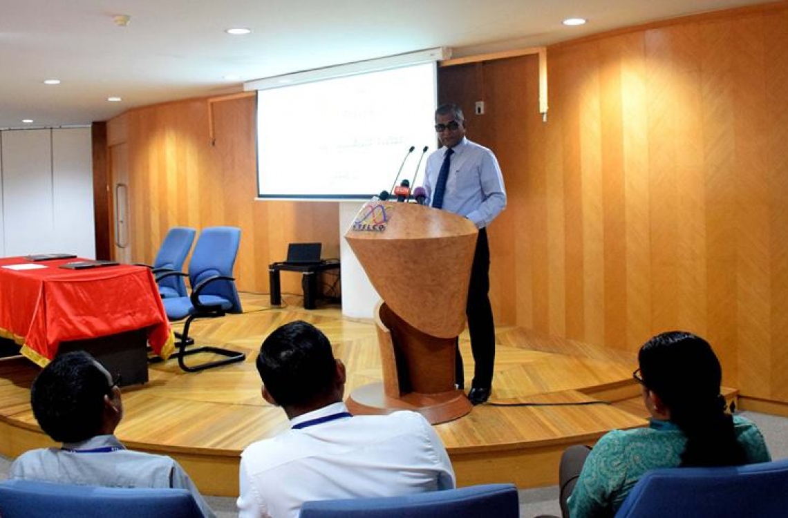 މާލެ: ފެބްރުއަރީ 20، 2017- ސްޓެލްކޯ އިން ކެއާ ސޮސައިޓީ މުވައްޒަފެއްގެ އެއް އަހަރު ދުވަހުގެ މުސާރަ، ސްޕޮންސާ ކުރުމާ ގުޅިގެން އެކަމުގެ އެއްބަސްވުމުގައި ސޮއިކުރުމަށް ސްޓެލްކޯގައި ބޭއްވި ހަފުލާގައި އެ ކުންފުނީގެ އެމްޑީ ޝުކޫރު ވާހަކަ ދައްކަވަނީ.--- ފޮޓޯ: ސްޓެލްކޯ