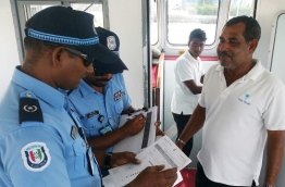 ޕޮލިހުން އުޅަނދެއް ޗެކްކުރަނީ. ފަތުރުވެރިން ގޮވައިގެން އެއާޕޯޓަށް ދަތުރުކުރާ ލޯންޗުތައް ޗެކް ކުރުމުގެ އޮޕަރޭޝަނެއް މިހާރު ވަނީ ފަށާފައި.