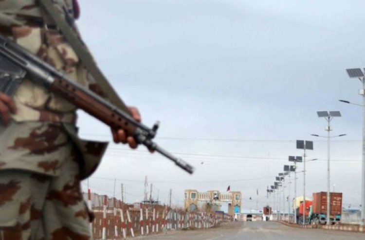 ޕާކިސްތާނުގެ ކޯޓަކަށް ހަމަލާދީ ހަތަރު މީހުން މަރާލައިފި