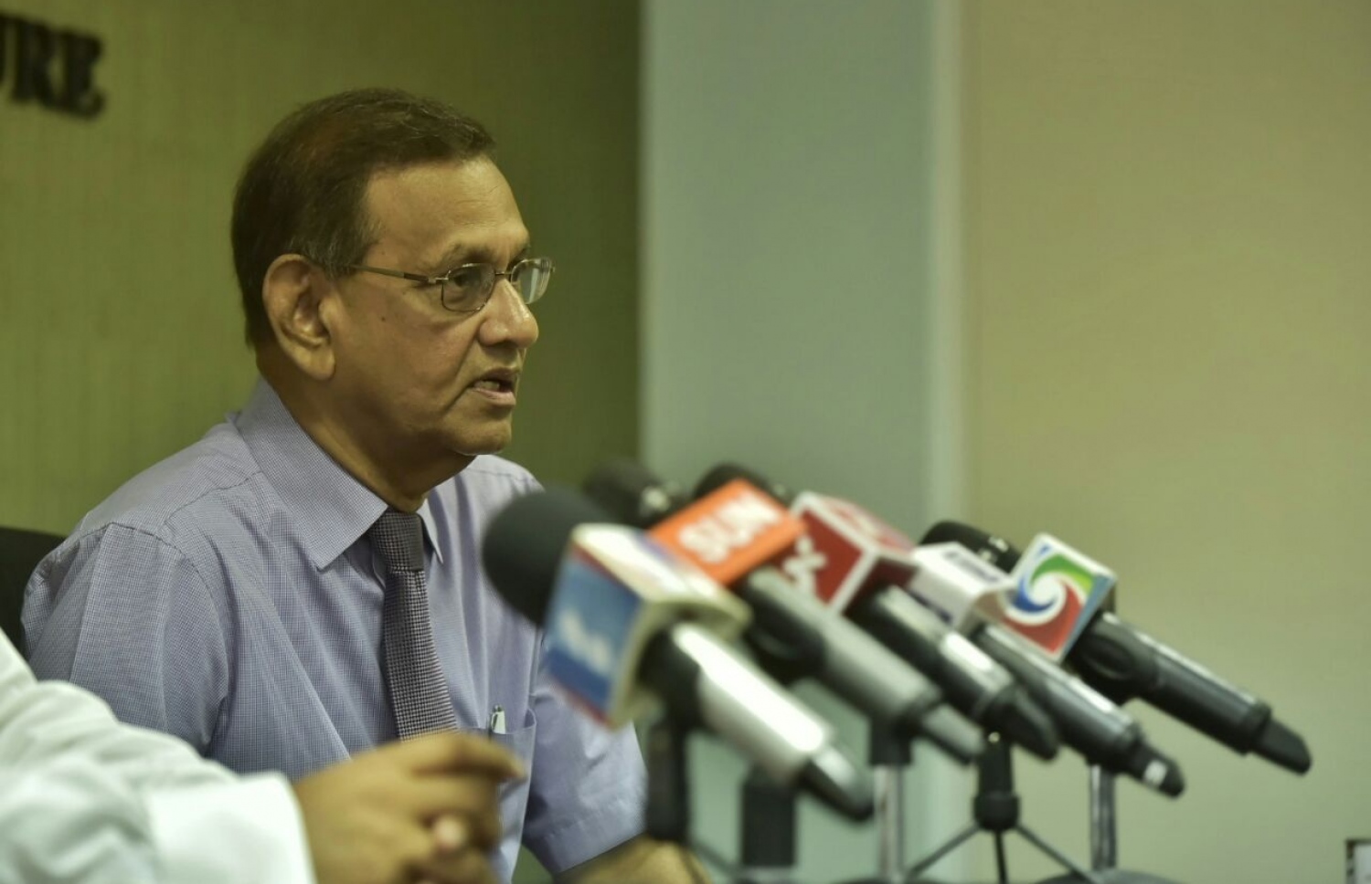 މިއަދު ބޭއްވި ނޫސްވެރިންގެ ބައްދަލުވުމުގައި، ހޮރައިޒަން ފިޝަރީޒްގެ މެނޭޖިން ޑިރެކްޓަރު އަދުނާން ވާހަކަދައްކަވަނީ.-- ފޮޓޯ: ހުސެން ވަހީދު/ މިހާރު