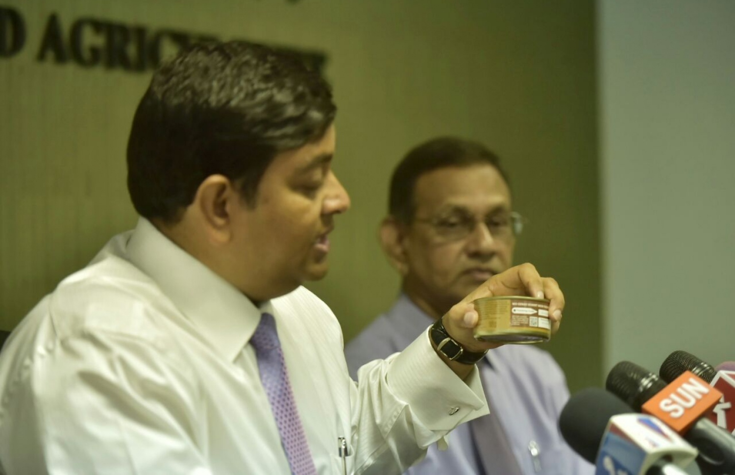 މިއަދު ބޭއްވި ނޫސްވެރިންގެ ބައްދަލުވުމުގައި، މާންދޫން އުފައްދާ މަސްދަޅެއް ފިޝަރީޒް މިނިސްޓަރު ޝައިނީ ދައްކާލައްވަނީ.-- ފޮޓޯ: ހުސެން ވަހީދު/ މިހާރު