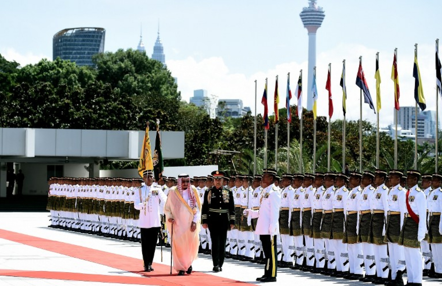 ޕާލަމެންޓް ހައުސްގައި ބޭއްވި މަރުހަބާ ދެންނެވުމުގެ ރަސްމިއްޔާތުގައި ރަސްގެފާން ސަލްމާން ގާޑް އޮފް އޮނާއެއް އިންސްޕެކްޓް ކޮށްދެއްވަނީ. --ފޮޓޯ:އޭއެފްޕީ