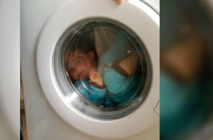 ދޮންނަ މެޝިނަކަށް ވެއްޓި އެއްމާބަނޑު ދެބެން މަރުވެއްޖެ