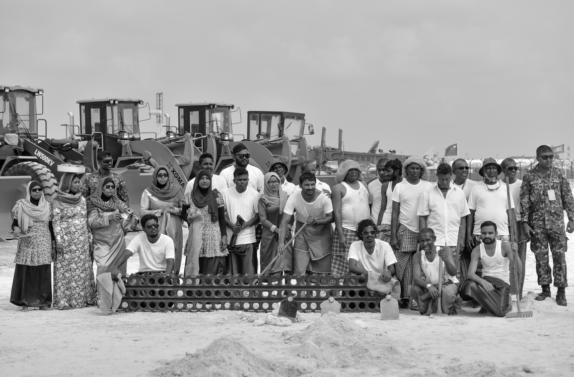 ހުޅުލެ: ފެބްރުއަރީ 27، 2017: ވެލާނާ އިންޓަނޭޝަނަލް އެއާޕޯޓްގެ އާ ރަންވޭގެ އަމަލީ މަސައްކަތް ފެށުމަށް ބޭއްވި ރަސްމިއްޔާތުގައި ސަގާފީ ހުށަހެޅުމެއް ހުށަހަޅައިދެނީ.-- ފޮޓޯ: ނިޝާން އަލީ /މިހާރު