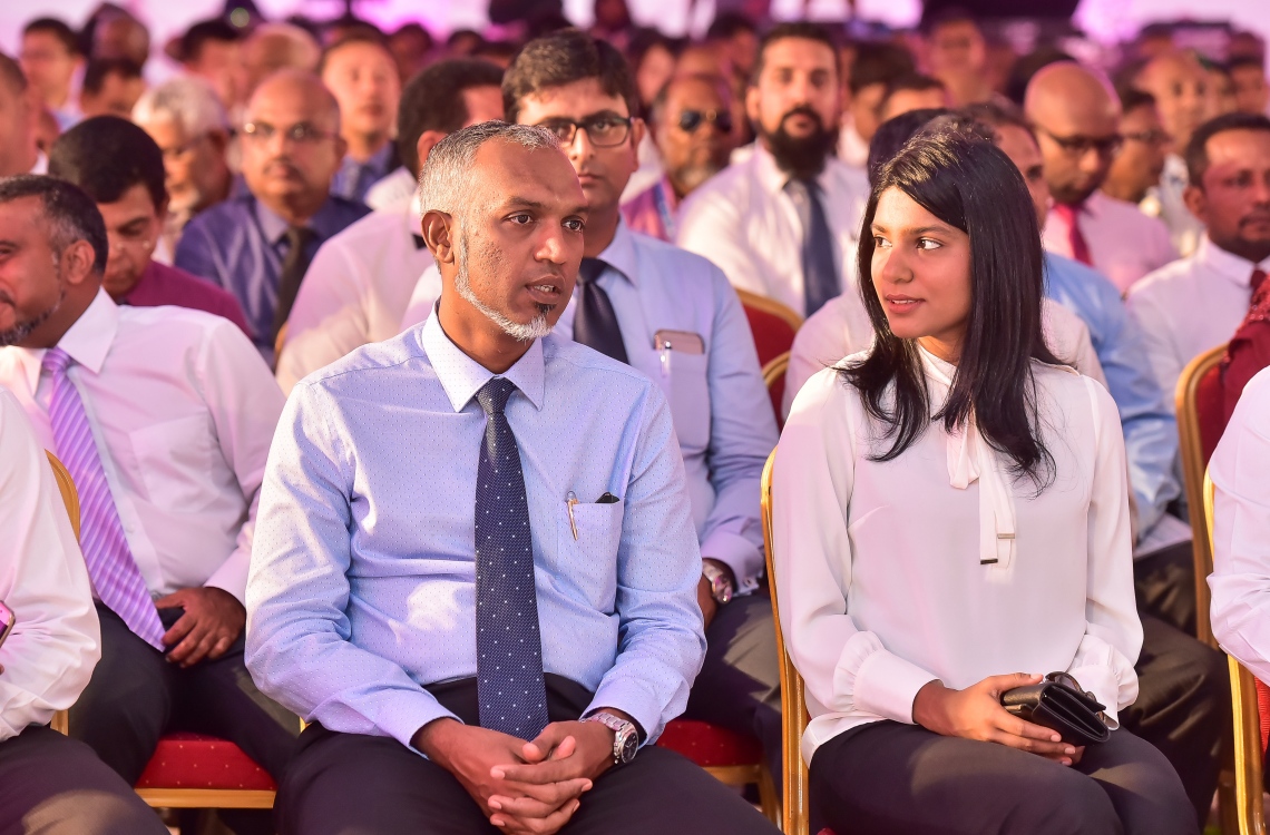 ހުޅުލެ: ފެބްރުއަރީ 27، 2017: ވެލާނާ އިންޓަނޭޝަނަލް އެއާޕޯޓްގެ އާ ރަންވޭގެ އަމަލީ މަސައްކަތް ފެށުމަށް ބޭއްވި ރަސްމިއްޔާތުގައި ހައުސިން މިނިސްޓަރު މުހައްމަދު މުއިއްޒު (ވ) އަދި ޖެންޑާ މިނިސްޓަރު ޒެނީޝާ (ކ) ބައިވެރިވެ ވަޑައިގަންނަވަނީ.-- ފޮޓޯ: ނިޝާން އަލީ /މިހާރު