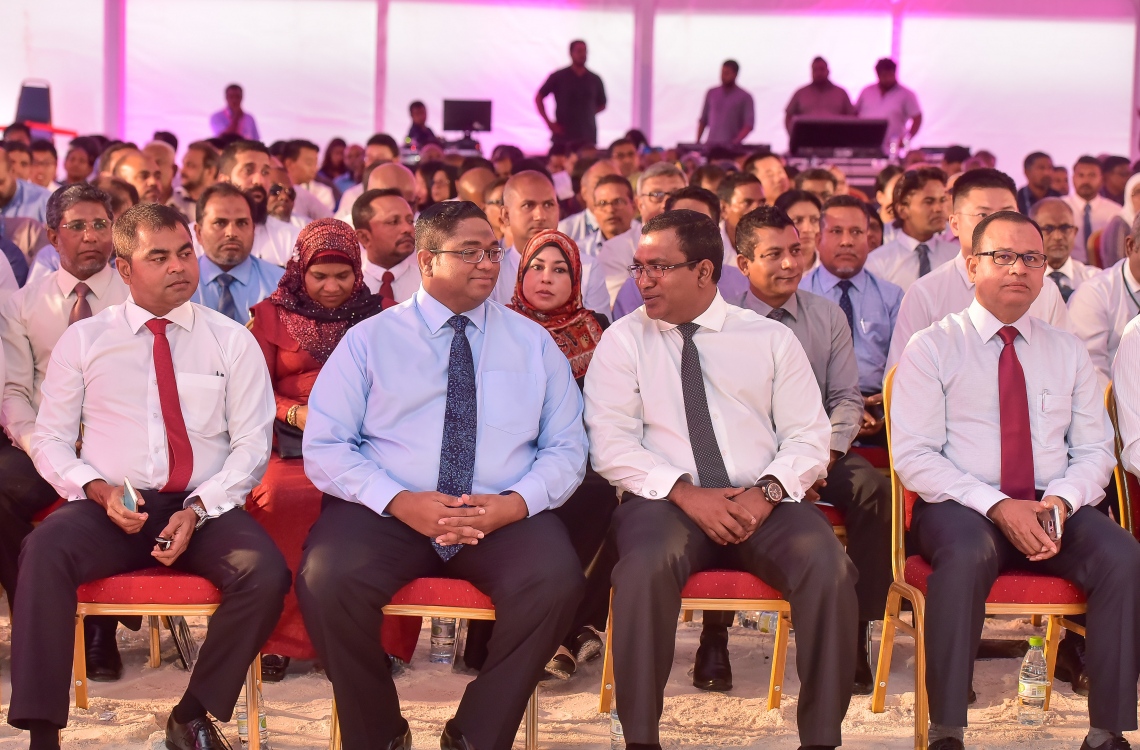 ހުޅުލެ: ފެބްރުއަރީ 27، 2017: ވެލާނާ އިންޓަނޭޝަނަލް އެއާޕޯޓްގެ އާ ރަންވޭގެ އަމަލީ މަސައްކަތް ފެށުމަށް ބޭއްވި ރަސްމިއްޔާތުގައި ބައެއް ވަޒީރުން ބައިވެރިވެ ވަޑައިގަންނަވަނީ.-- ފޮޓޯ: ނިޝާން އަލީ /މިހާރު