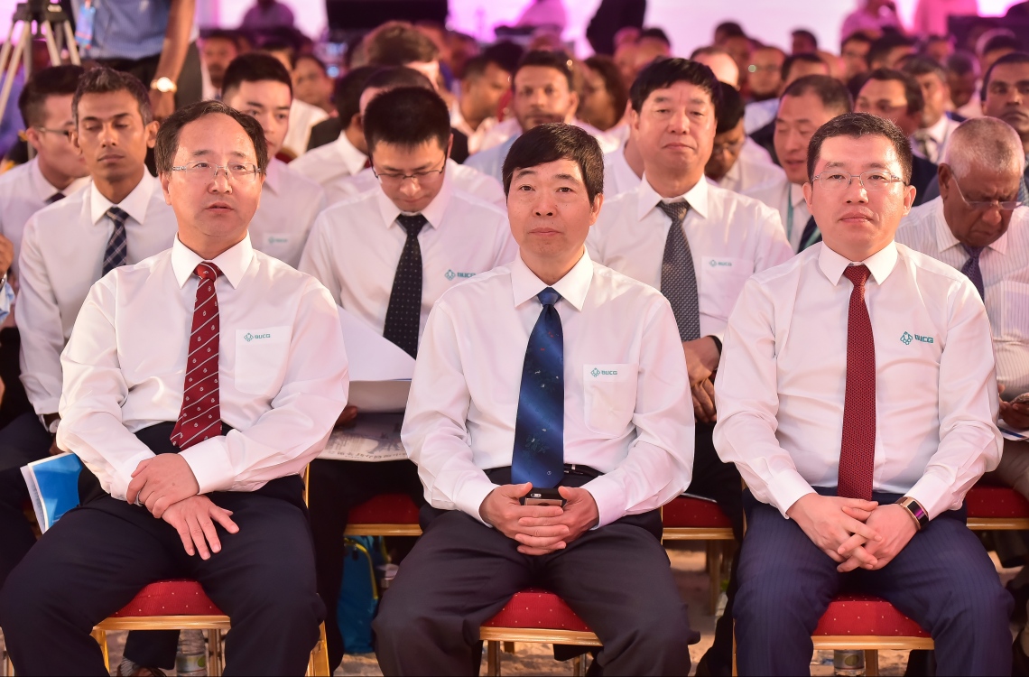 ހުޅުލެ: ފެބްރުއަރީ 27، 2017: ވެލާނާ އިންޓަނޭޝަނަލް އެއާޕޯޓްގެ އާ ރަންވޭގެ އަމަލީ މަސައްކަތް ފެށުމަށް ބޭއްވި ރަސްމިއްޔާތުގައި ބެއިޖިން އާބަން ކޮންސްޓްރަކްޝަން ގްރޫޕުގެ އިސްބޭފުޅުން ބައިވެރިވެ ވަޑައިގަންނަވަނީ.-- ފޮޓޯ: ނިޝާން އަލީ /މިހާރު