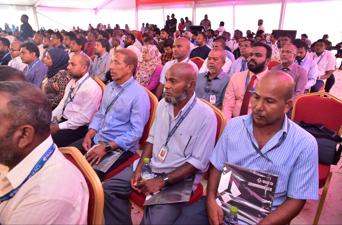 ހުޅުލެ: ފެބްރުއަރީ 27، 2017: ވެލާނާ އިންޓަނޭޝަނަލް އެއާޕޯޓްގެ އާ ރަންވޭގެ އަމަލީ މަސައްކަތް ފެށުމަށް ބޭއްވި ރަސްމިއްޔާތުގައި އެމްއޭސީއެލްގެ މުވައްޒަފުން ބައިވެރިވަނީ.-- ފޮޓޯ: ނިޝާން އަލީ /މިހާރު