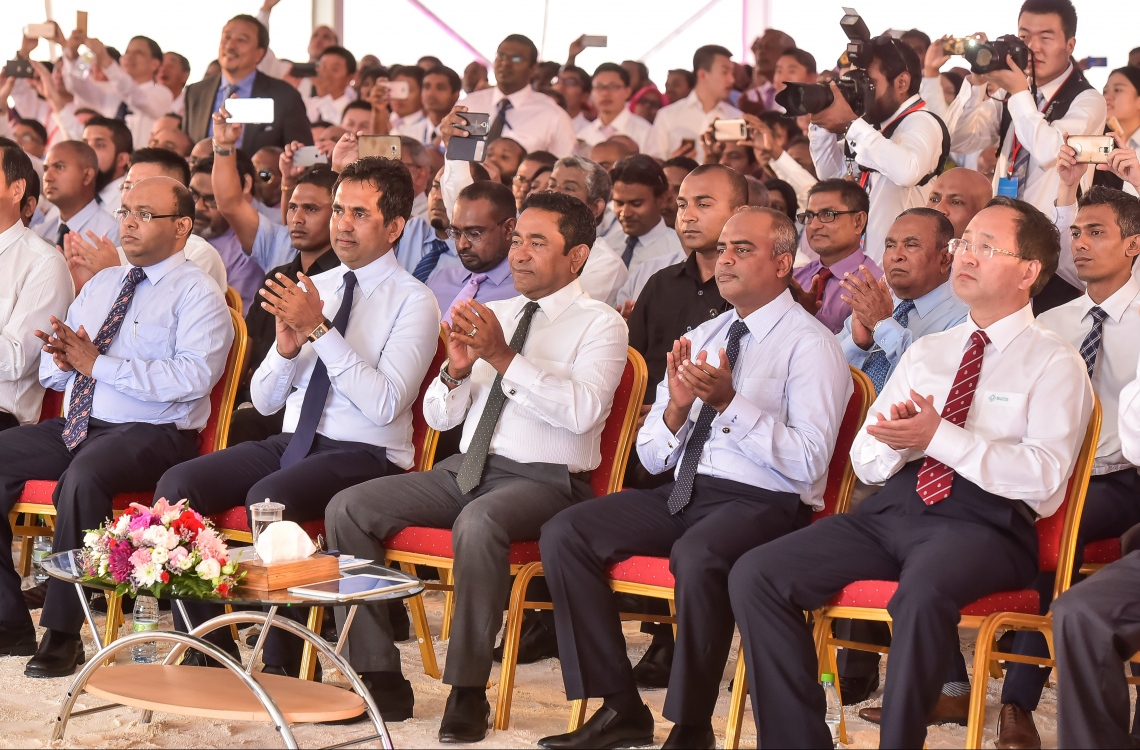 ހުޅުލެ: ފެބްރުއަރީ 27، 2017: ވެލާނާ އިންޓަނޭޝަނަލް އެއާޕޯޓްގެ އާ ރަންވޭގެ އަމަލީ މަސައްކަތް ފެށުމަށް ބޭއްވި ރަސްމިއްޔާތުގައި  ރައީސް ޔާމީން (މ) އަދި އެމްއޭސީއެލްގެ އެމްޑީ އާދިލް މޫސާ (ކ) އަދި މިނިސްޓަރު މުހައްމަދު ސައީދު އަދި އުއްތަމަ ފަނޑިޔާރު އަބްދުﷲ ސައީދު (ވ) ބައިވެރިވެވަޑައިގަންނަވަނީ. ފޮޓޯ: ނިޝާން އަލީ /މިހާރު