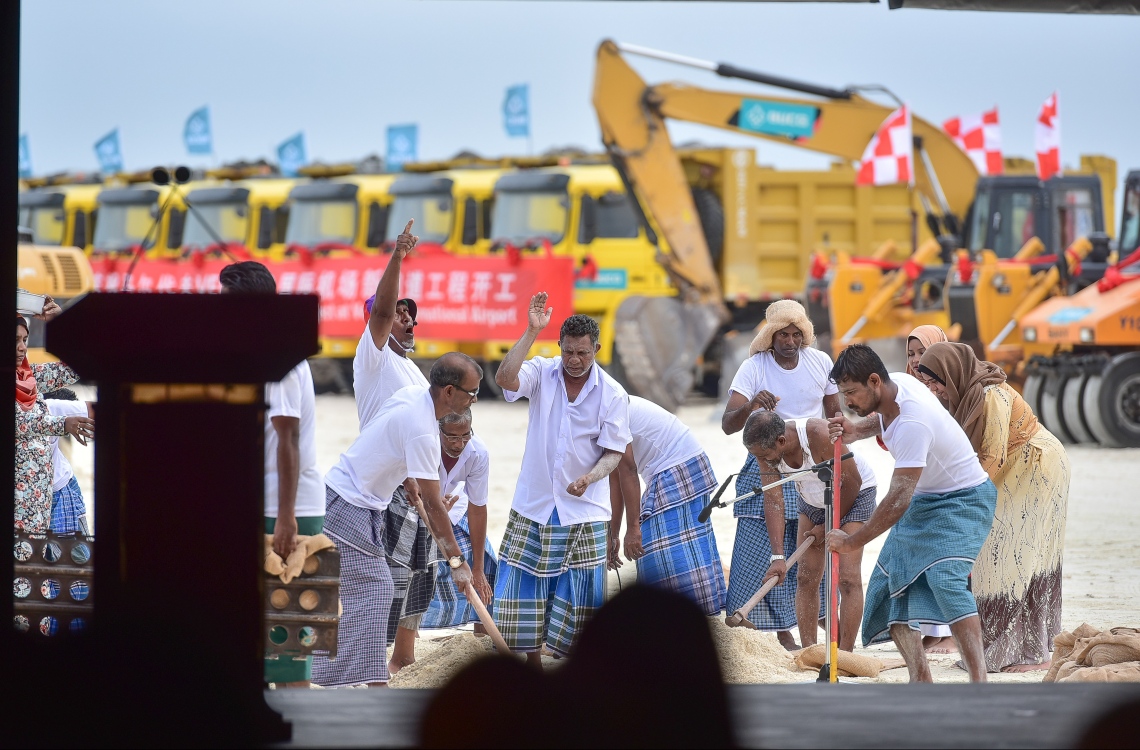 ހުޅުލެ: ފެބްރުއަރީ 27، 2017: ވެލާނާ އިންޓަނޭޝަނަލް އެއާޕޯޓްގެ އާ ރަންވޭގެ އަމަލީ މަސައްކަތް ފެށުމަށް ބޭއްވި ރަސްމިއްޔާތުގައި ސަގާފީ އައިޓަމެއް ހުށަހަޅައިދެނީ.-- ފޮޓޯ: ނިޝާން އަލީ/ މިހާރު