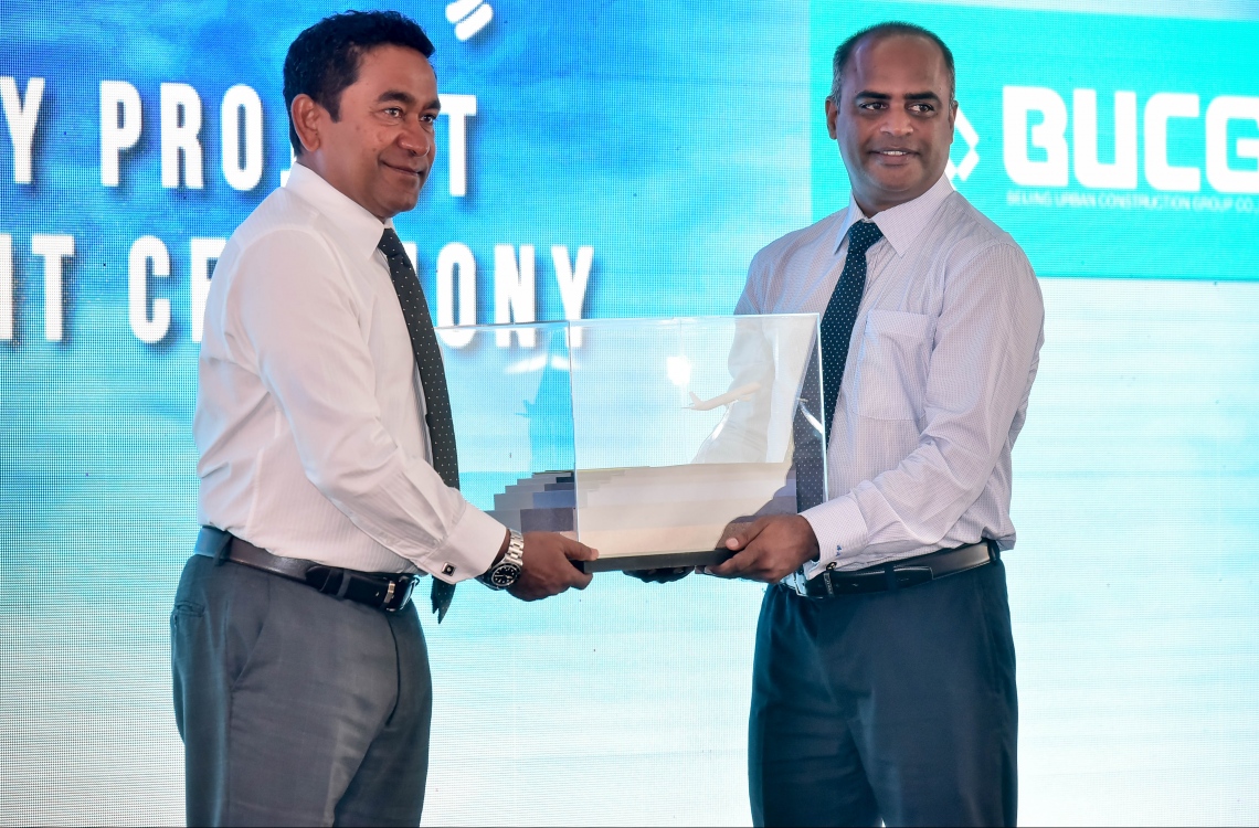 ހުޅުލެ: ފެބްރުއަރީ 27، 2017: ވެލާނާ އިންޓަނޭޝަނަލް އެއާޕޯޓްގެ އާ ރަންވޭގެ އަމަލީ މަސައްކަތް ފެށުމަށް ބޭއްވި ރަސްމިއްޔާތުގައި އެމްއޭސީއެލްގެ އެމްޑީ އާދިލް މޫސާ (ކ)، ރައީސް ޔާމީނަށް ހަނދާނީ ފިލައެއް ދެއްވަނީ.-- ފޮޓޯ: ނިޝާން އަލީ/ މިހާރު