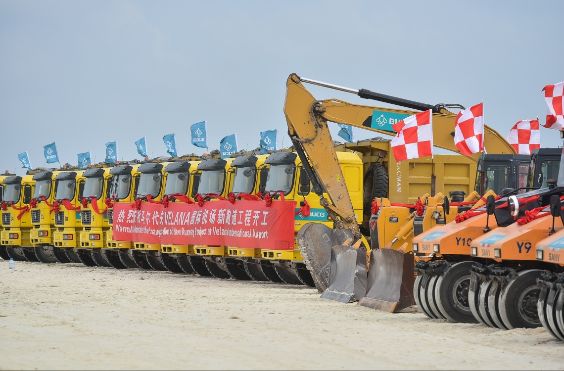 ހުޅުލެ: ފެބްރުއަރީ 27، 2017: އާ ރަންވޭ އެޅުމަށް ގެނެސްފައިވަ އެކްސްކަވޭޓަރުތައް.-- ފޮޓޯ: ނިޝާން އަލީ/ މިހާރު