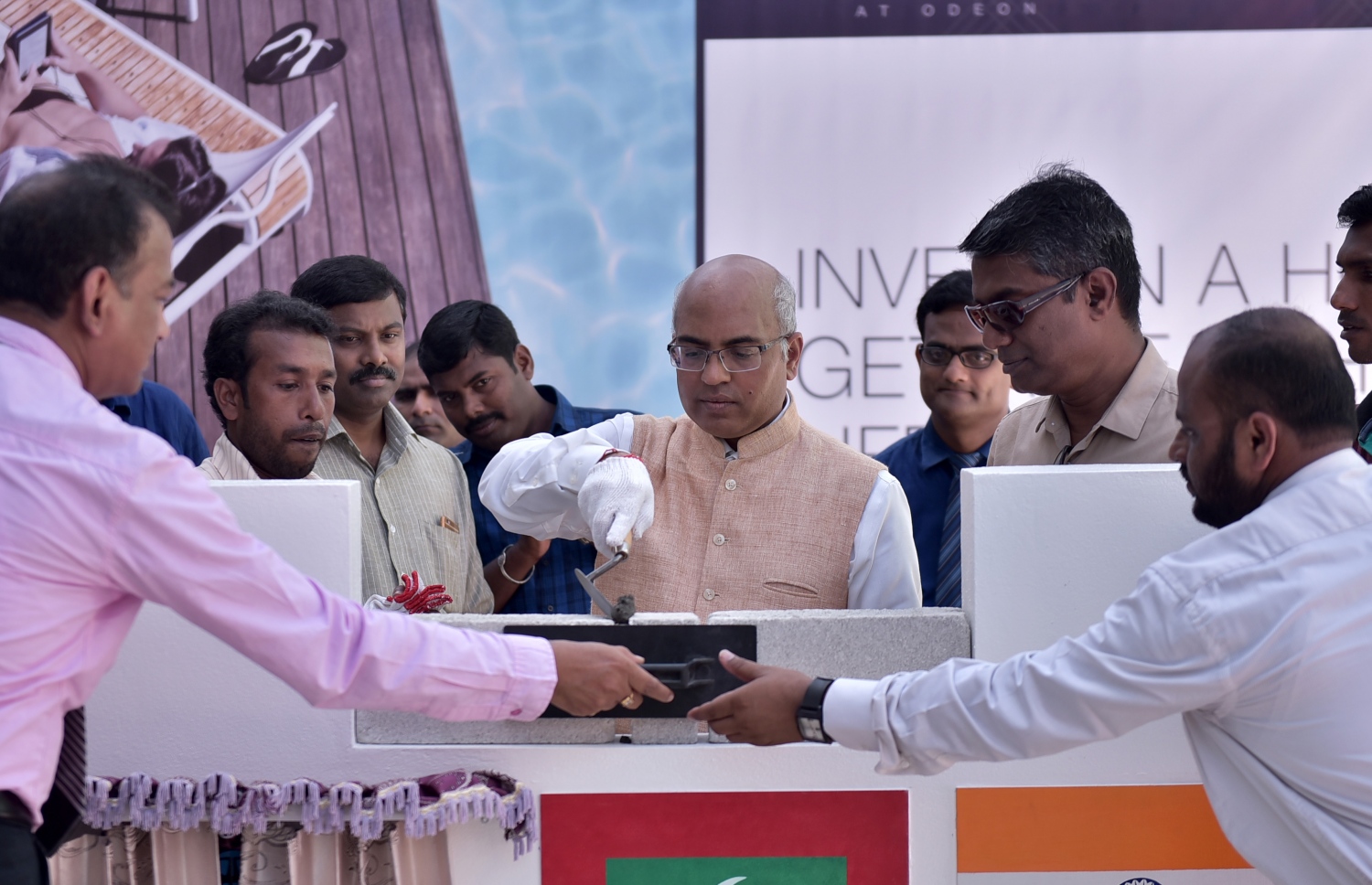 ޓާޓާ ހައުސިން އިން އޯޑިއޯން ހުރިތަނުގައި އަޅާ މަތީ ފެންވަރުގެ އެޕާޓްމަންޓް ބިލްޑިންގެ ބިންގާ އިންޑިއާ ސަފީރު އަޅުއްވައިދެއްވަނީ. ފޮޓޯ/މިހާރު