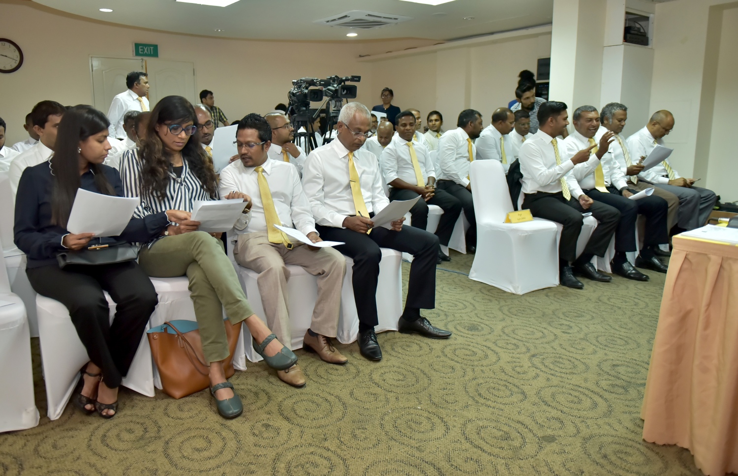 އެމްޑީޕީ ގައުމީ މަޖިލީހުގެ ރޭގެ ބައްދަލުވުން މާބުލް ހޮޓެލްގައި ކުރިއަށް ދަނީ. ފ. އަތޮޅު ވިއްކުމާ ދެކޮޅަށް މުޒާހަރާ ކުރަން ޖެހޭ ކަމަށް ބައެއް މެމްބަރުން ވިދާޅުވި. - ފޮޓޯ: ހުސެއިން ވަހީދު/ މިހާރު